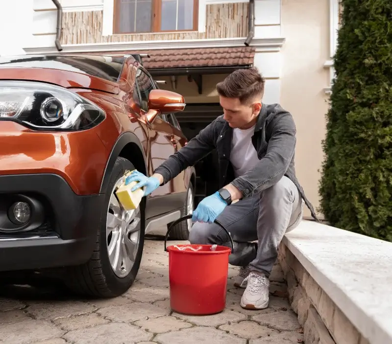 Lavage auto à domicile Les Pavillons-sous-Bois : professionnel intervenant sur un véhicule